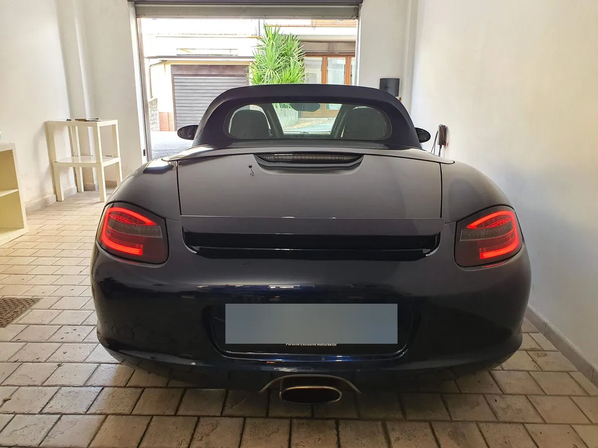 La Boxster vista da dietro in garage, con i fanali posteriori a LED accesi