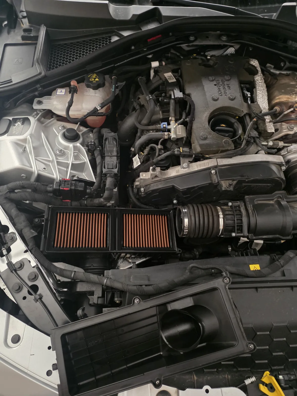 Vano motore del 2.2 diesel con filtro aria sportivo
