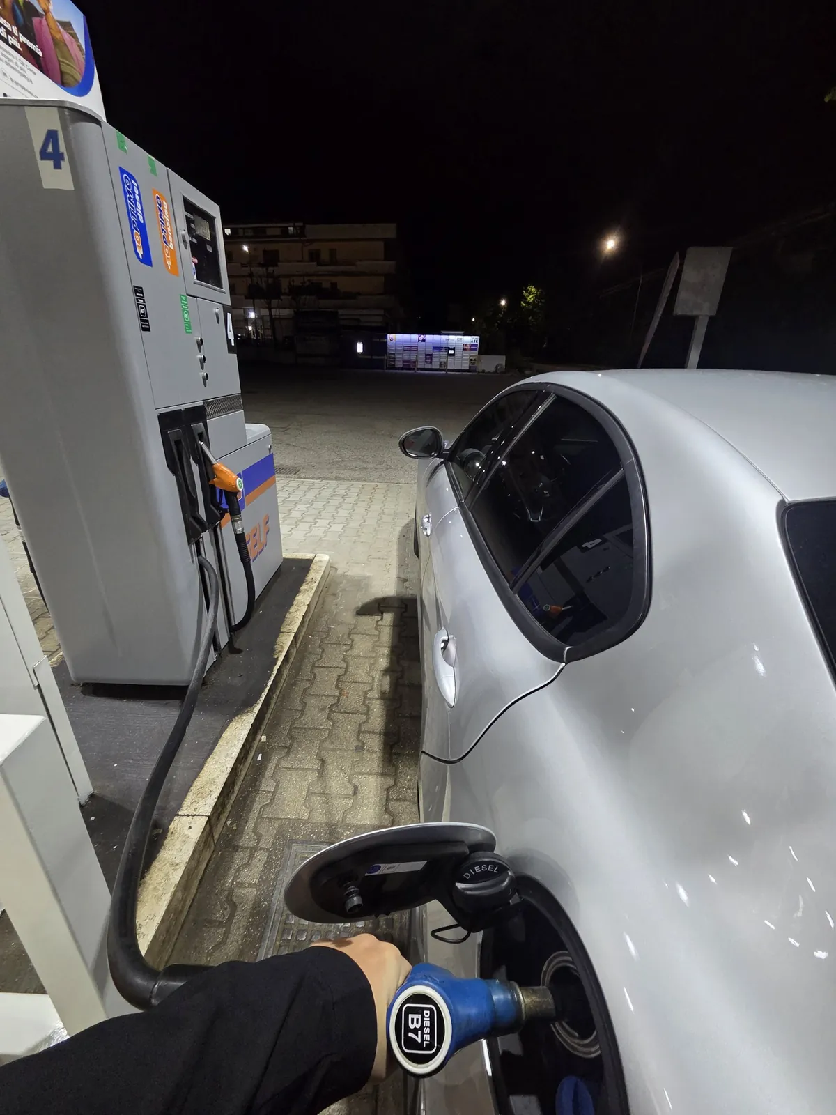Rifornimento di gasolio di sera