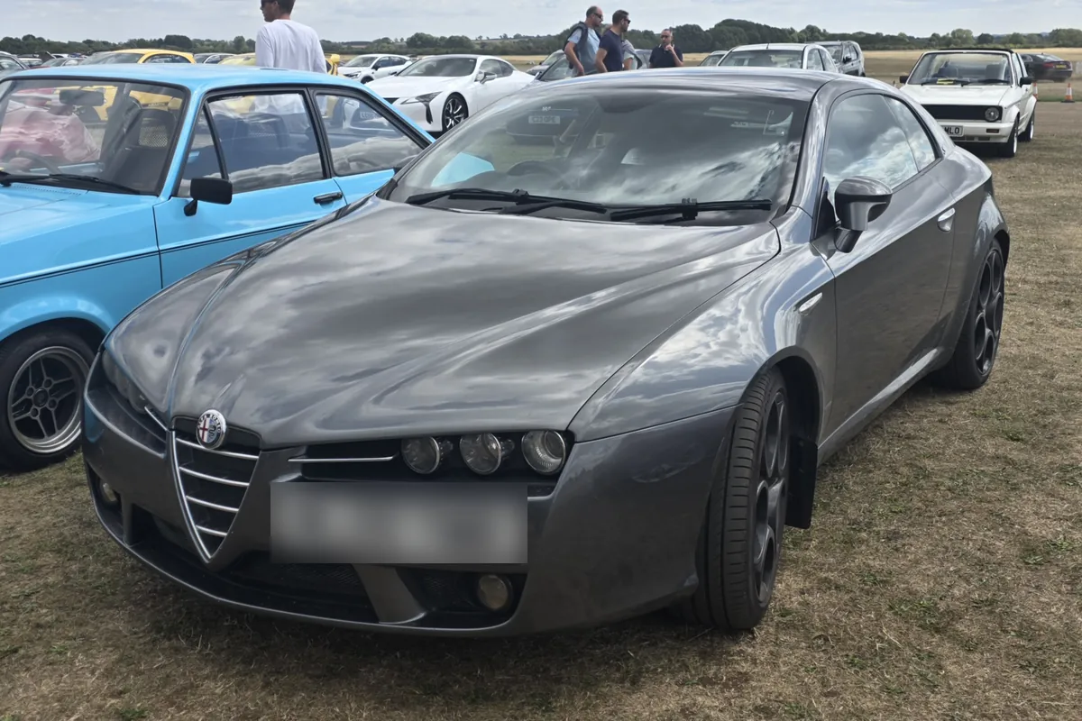 Alfa Romeo Brera grigia su un prato, a un raduno