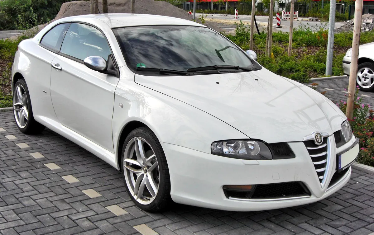 Alfa Romeo GT bianca, vista di tre quarti anteriore