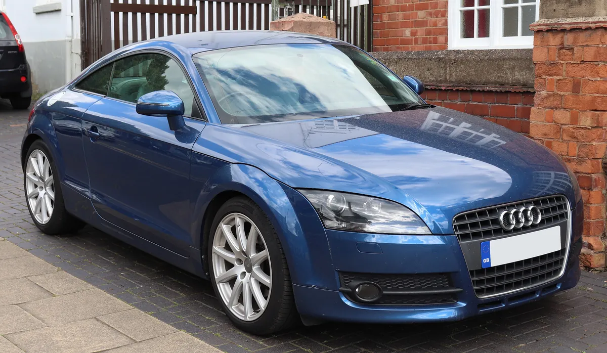 Audi TT seconda serie blu, vista di tre quarti anteriore