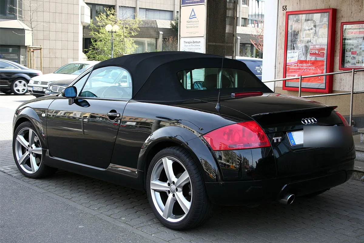 Audi TT Roadster prima serie nera, vista di tre quarti posteriore