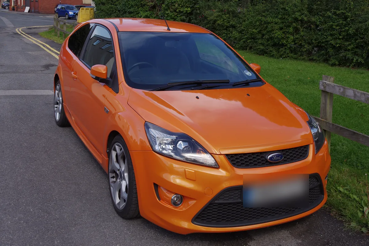Ford Focus ST arancione, vista di tre quarti anteriore
