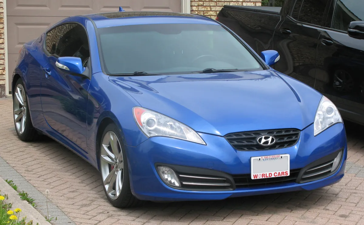 Hyundai Genesis Coupé blu, vista di tre quarti anteriore