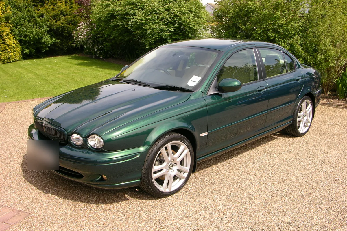 Jaguar X-Type verde su un vialetto di ghiaia