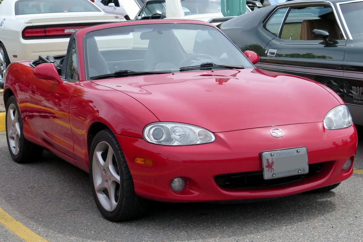 Mazda MX-5 seconda serie (NB) rossa, vista di tre quarti anteriore