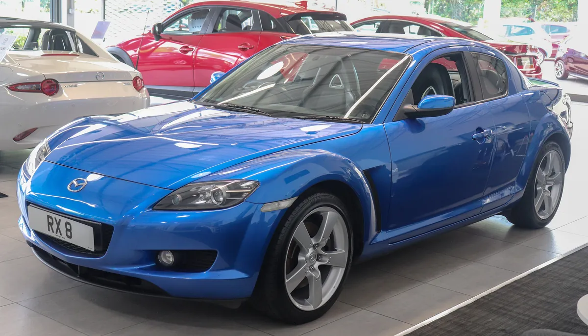 Mazda RX-8 blu, vista di tre quarti anteriore