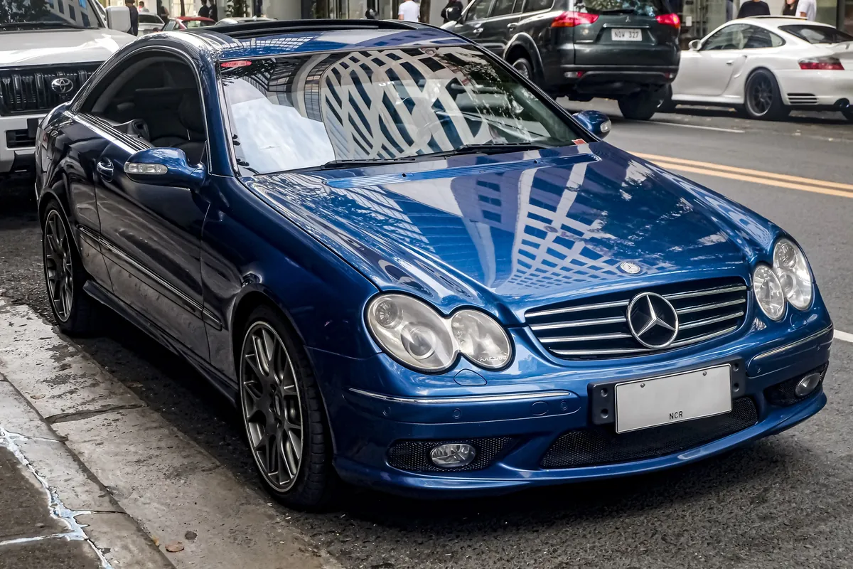 Mercedes CLK restyling blu, vista di tre quarti anteriore