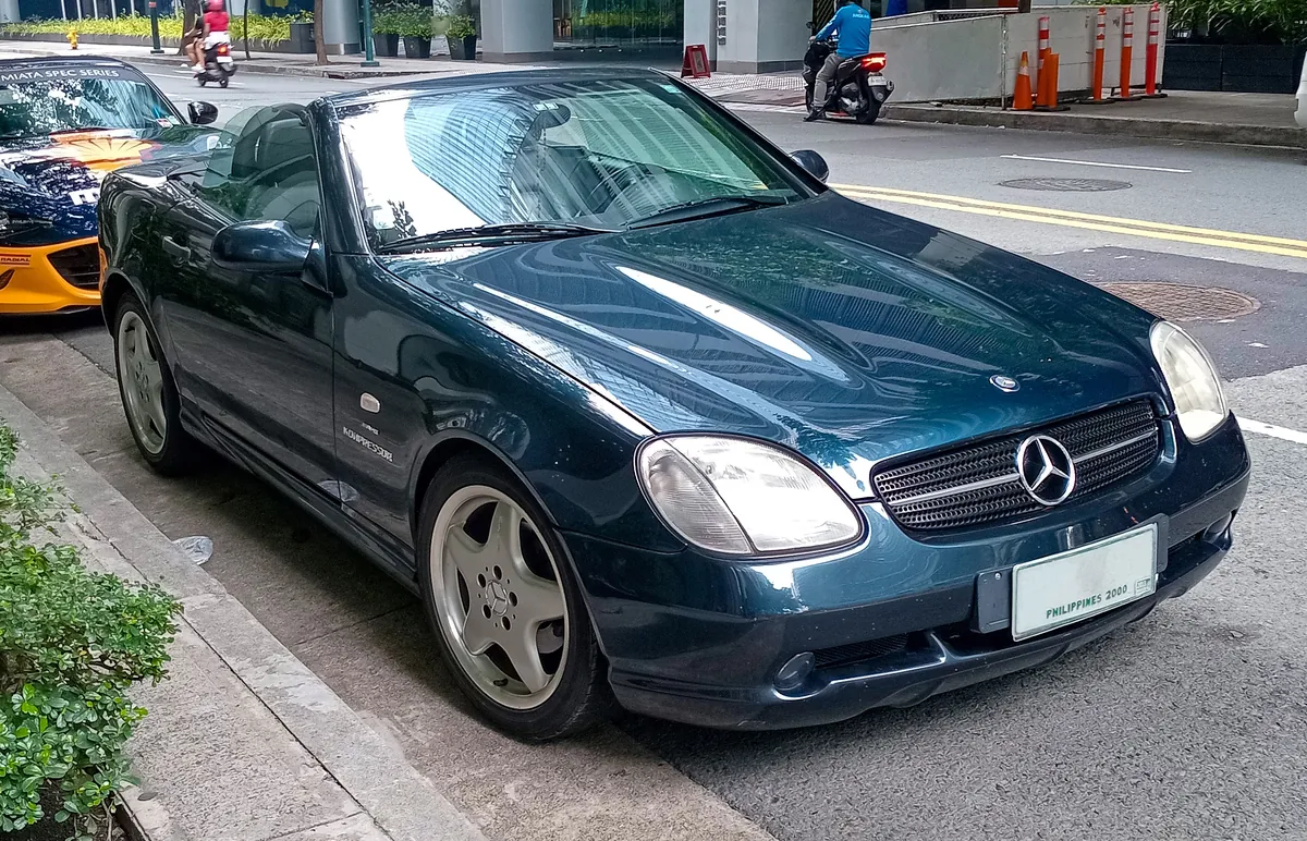 Mercedes SLK prima serie (R170) verde scuro, vista di tre quarti anteriore