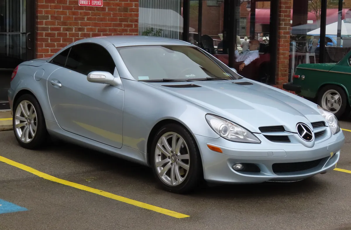 Mercedes SLK seconda serie (R171) argento, vista di tre quarti anteriore