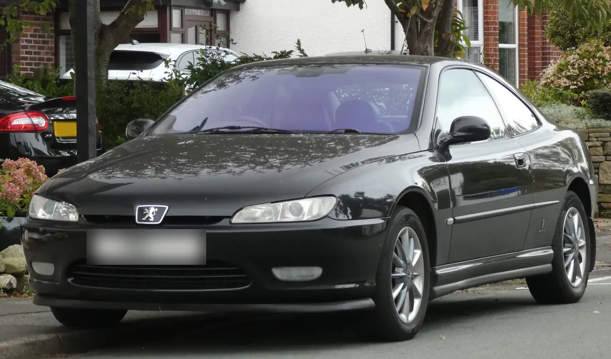 Peugeot 406 Coupé nera, vista di tre quarti anteriore