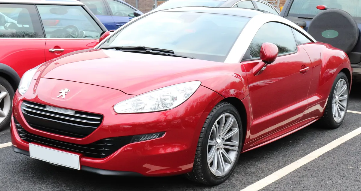 Peugeot RCZ rossa con il tetto a doppia bolla, vista di tre quarti anteriore