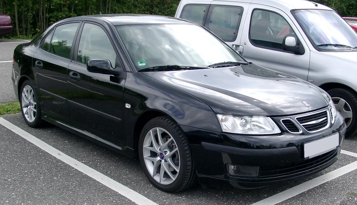 Saab 9-3 berlina nera, vista di tre quarti anteriore