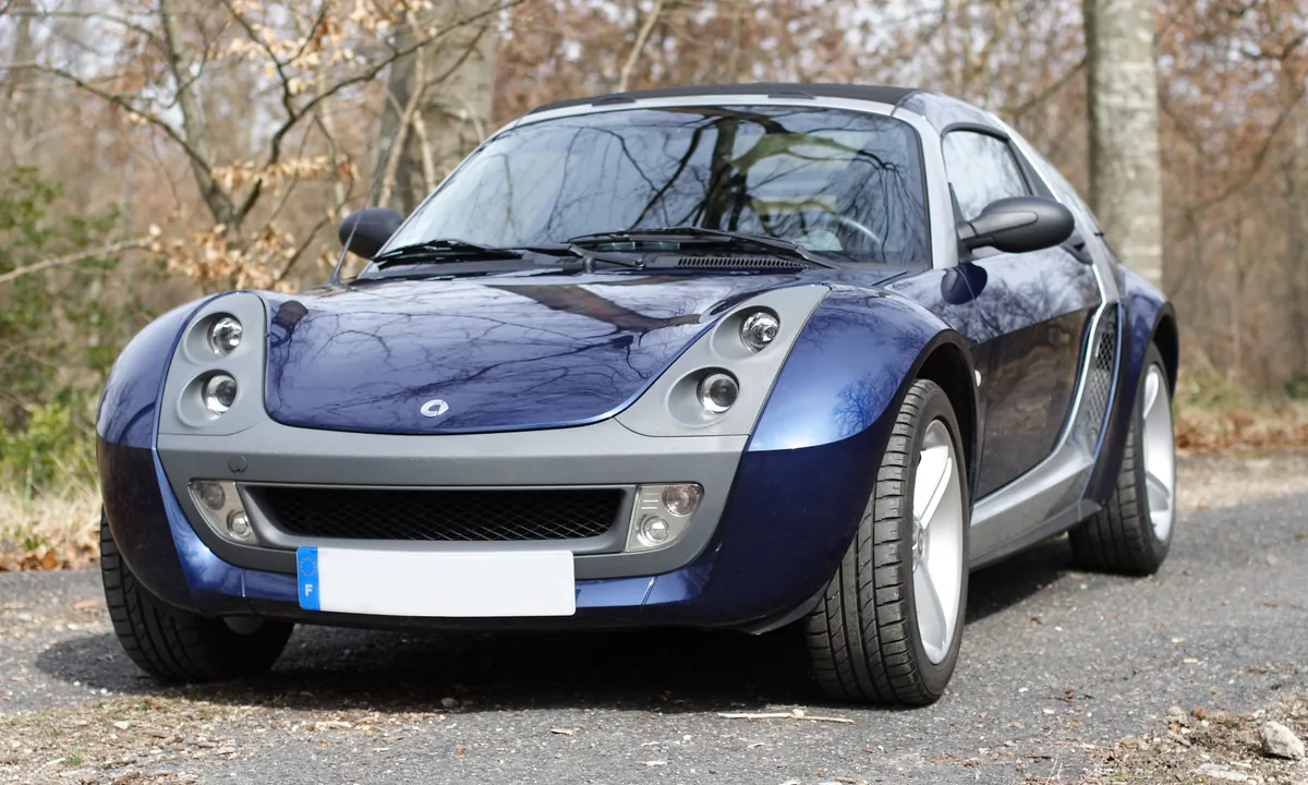 Smart Roadster Coupé blu, vista di tre quarti anteriore