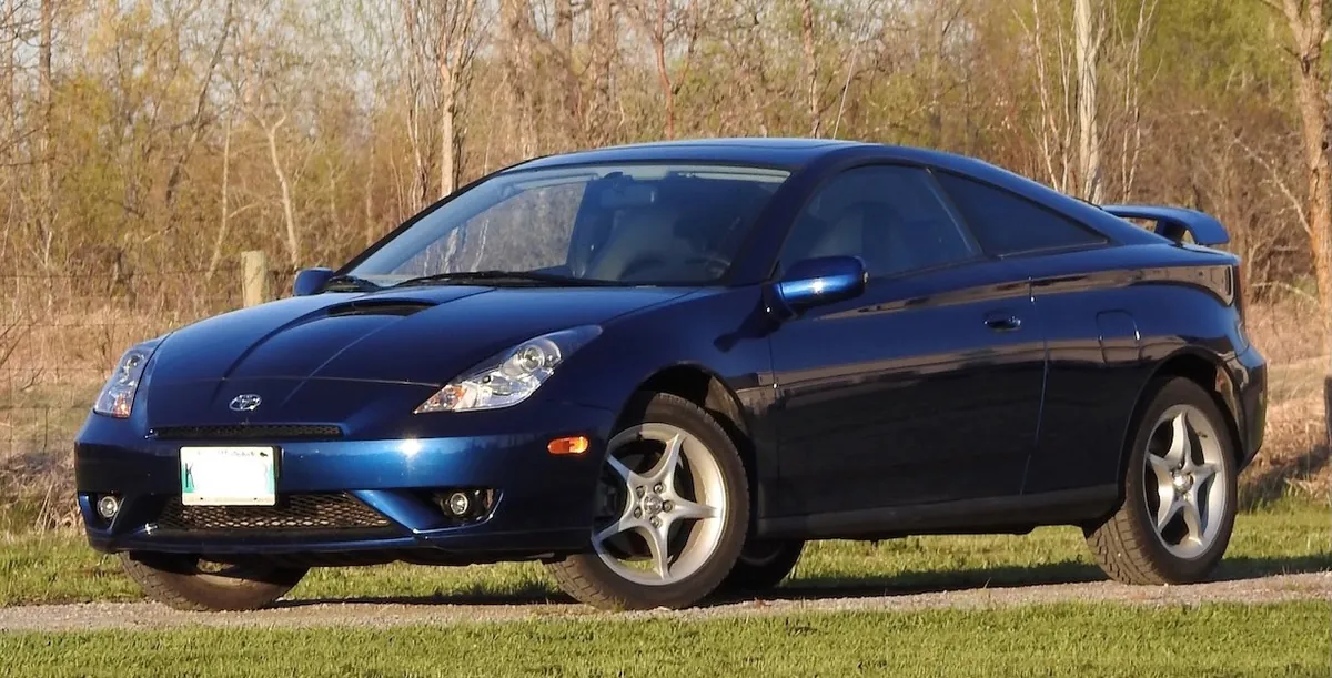 Toyota Celica ultima serie blu, su un prato