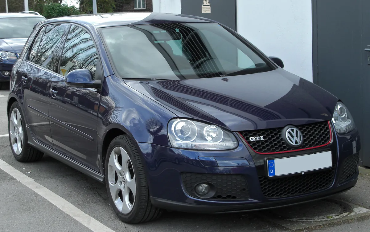 Volkswagen Golf GTI quinta serie blu scuro, vista di tre quarti anteriore