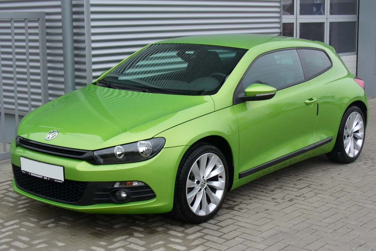 Volkswagen Scirocco verde, vista di tre quarti anteriore