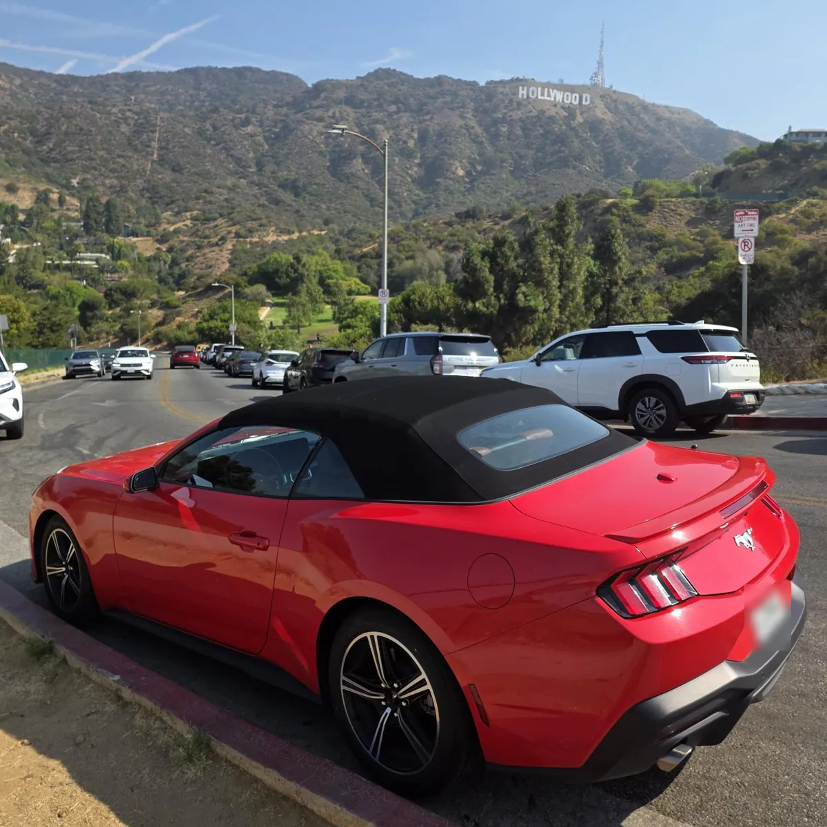 La Mustang con la capote chiusa, con la scritta di Hollywood sulle colline sullo sfondo
