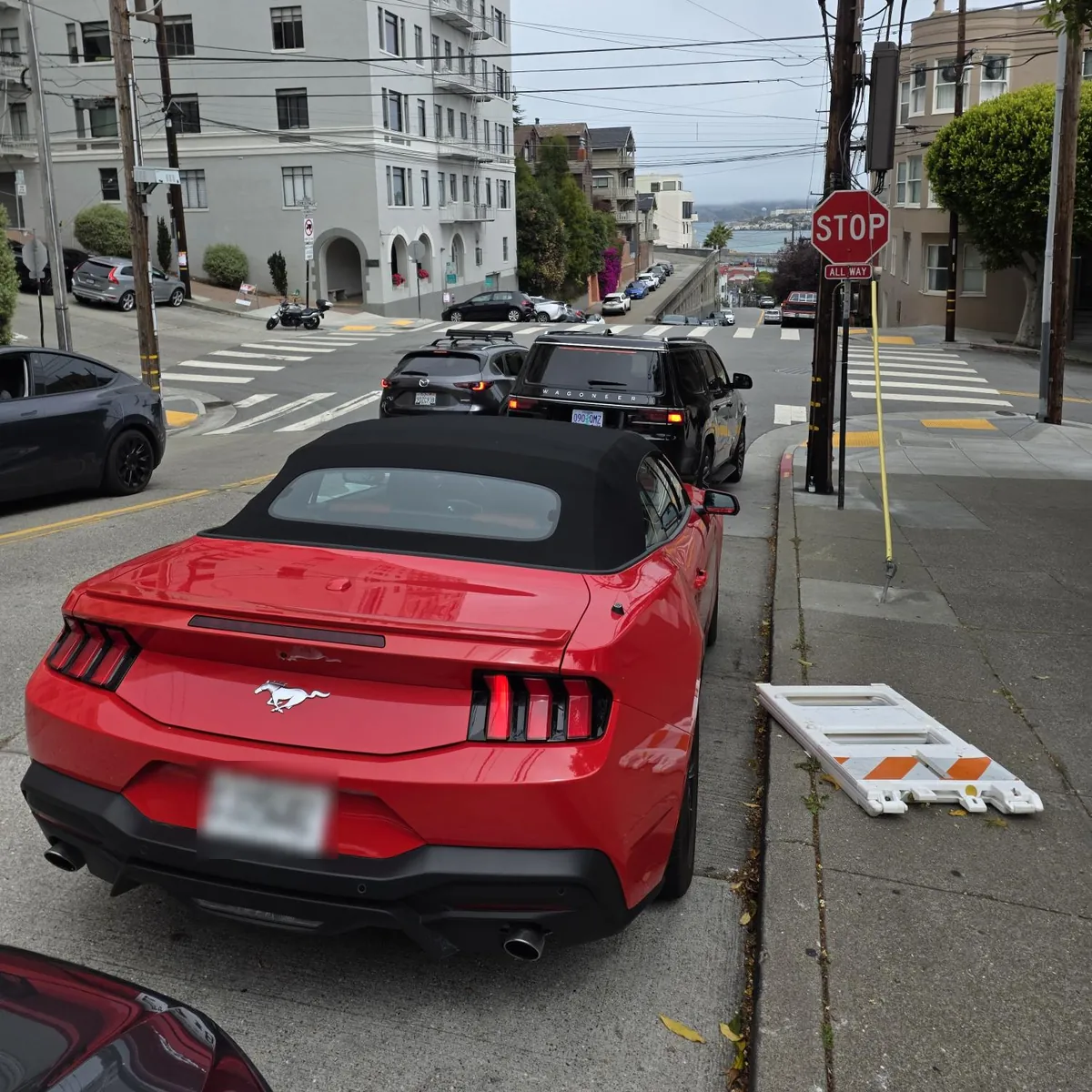 La Mustang parcheggiata in salita a San Francisco, vista da dietro